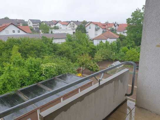 Gepflegte DG-Wohnung mit Balkon und Einbauküche in Östringen