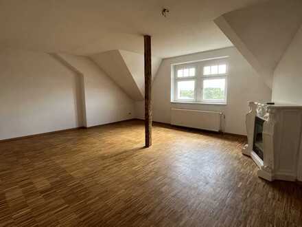 *Großzügige 4-R-Wohnung mit EBK, Büro und Ausblick*
