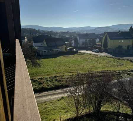 Schöne und vollst. renovierte 4-Zimmer-Dachgeschosswohnung mit geh. Innenausstattung mit Balkon