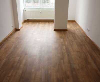 EBK * + Bad mit Fenster + Dusche + Laminat** frei ab 1.6.23