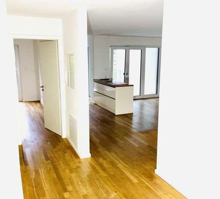 Helle 4 Zimmerwohnung mit großem Balkon und EBK