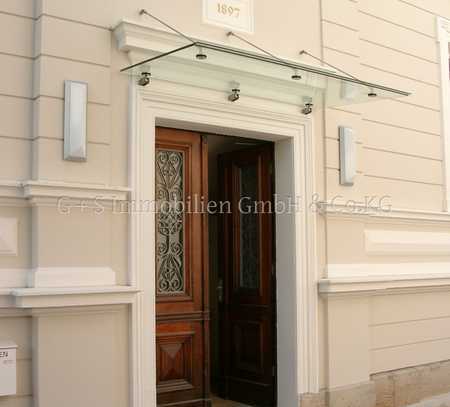 Exklusive 
Altbau-Wohnung mit Balkon 
 Nähe Theater