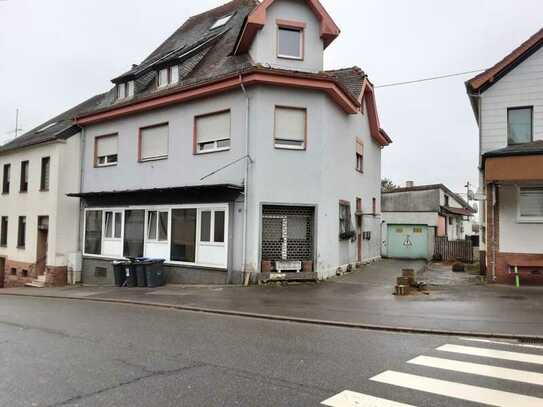 Voll vermietete Immobilie mit 5 Wohneinheiten in Neunkirchen-Wellesweiler zu verkaufen: Eine Investi