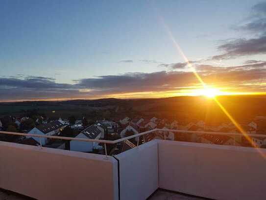 2-Zimmer-Penthousewohnung mit großem Balkon und Einbauküche in Rottendorf