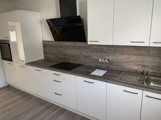 Vollständig renovierte Wohnung mit drei Zimmern sowie Balkon und EBK in Idar-Oberstein