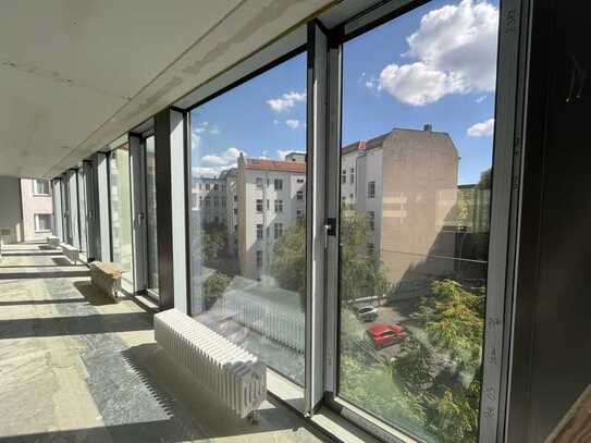 Am U-Bahnhof Kurfürstendamm: Büroflächen nach Maß in kernsaniertem Bürogebäude.