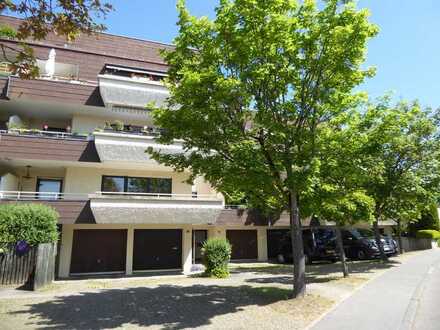 Schöne, gepflegte 4 Zimmer-Etagenwohnung mit großem Sonnenbalkon und Einzelgarage