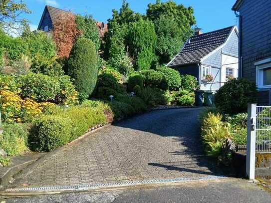 JA, zum gepflegten Schieferhaus mit Garten, Garagen und kleinem Hofgebäude in Burscheid!