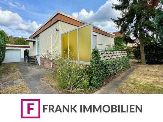 FRANK IMMOBILIEN - Flachdachbungalow mit Potential! Liebevolle Modernisierung erbeten!