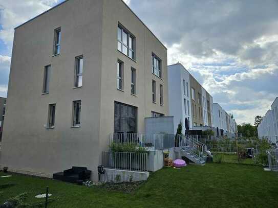 Neubau Reihenhaus mit Dachgarten 
im Kunstpark
Einziehen in ca. 4 Monaten