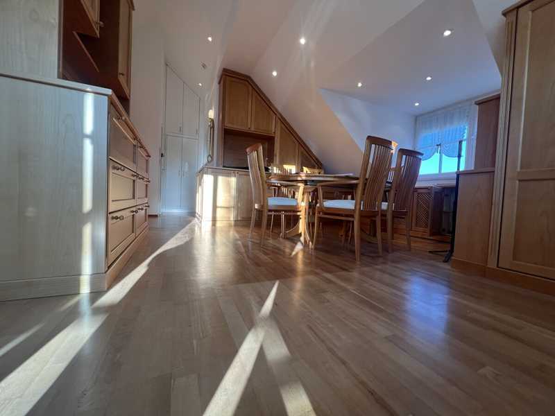 „Ihr neues Zuhause! Charmantes Dachgeschoss-Juwel in München – Balkon, Küche , Möbliert, Keller & TG