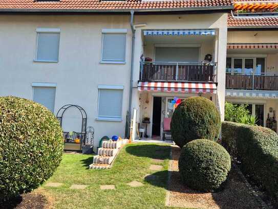 Geflegte 3-Zimmer Erdgeschosswohnung mit Gartentraum und Carport