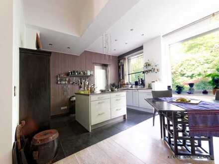 Große Altbau-Erdgeschosswohnung mit Garten, Veranda, Garage, Wellnessbereich, großen Hobbyraum