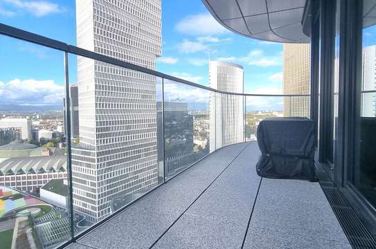 Eine luxuriöse 3-Zimmer-Wohnung im 23. Stock des Grand Tower, mit beeindruckendem Skyline-Blick