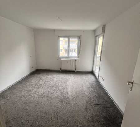 Helle 3-Zimmer-Wohnung mit großer Einbauküche und Balkon