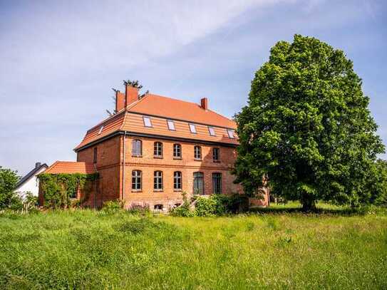 Gutshaus mit eigenem Park in malerischer Umgebung