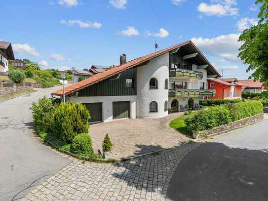 Freistehendes Einfamilienhaus - ein Hanghaus
mit ca. 430 m² Wohnfläche, einer Einliegerwohnung 
un