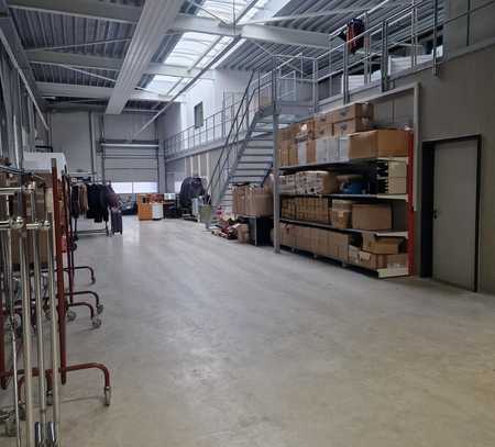 Moderne und helle Industrie- und Produktionshalle in Biberach
