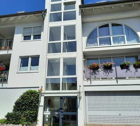 Exklusive, sanierte 2,5-Zimmer-Maisonette-Wohnung mit Balkon in Düsseldorf