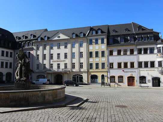 geräumige 2-Raum-Wohnung mit Badewanne und Aufzug freut sich auf neue Bewohner.