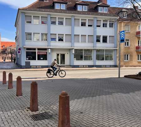 Attraktives Ladengeschäft mit großer Schaufensterfront an der Fussgängerzone