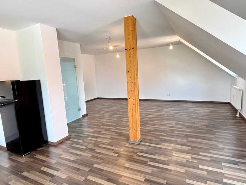                                                               Neu renovierte 3 Zimmer Dachgeschosswohnung mit Balkon                                                       in Cadolzburg (Fürth)