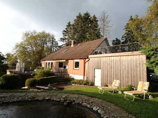 Idyllisches Wohnen mit Weitblick: Vielseitiges Zweifamilienhaus in Schmittens begehrter Hegewiese