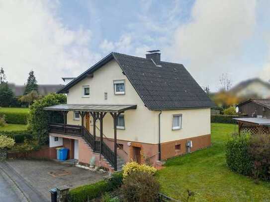 Platz für die Familie: Einfamilienhaus mit Nebengebäude auf großem Grundstück in Gundhelm