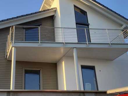 Neuwertige 2,5-Zimmer-Wohnung mit Balkon, Einbauküche und Garage in Zwiefalten