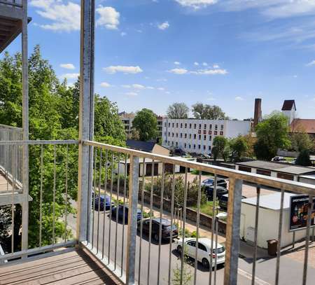 Zentralgelegene 3-Raum-Wohnung mit Balkon im 1. Obergeschoss