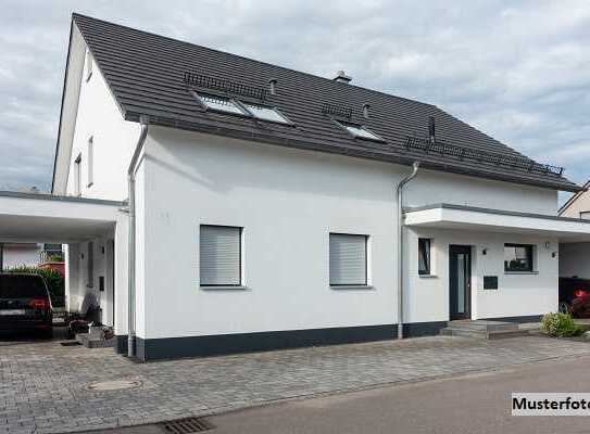 Einfamilienhaus mit Garagen