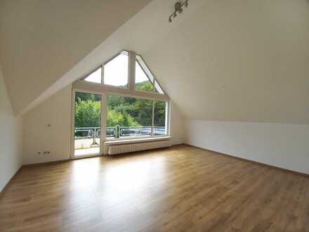 ORTS*** renovierte, helle 2-Zimmerwohnung mit Balkon im Grünen***