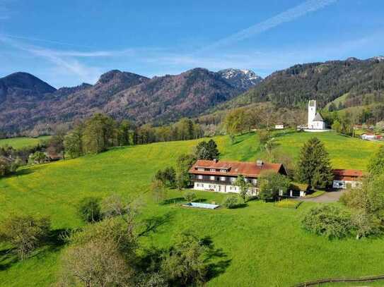 Erhaben über dem Tal. Geschichtsträchtiges Anwesen mit atemberaubendem Panorama.