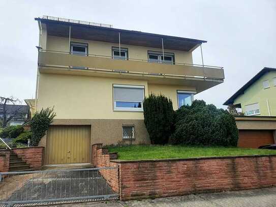 Großes Einfamilienhaus mit sieben Zimmern, großem Garten und schönem Blick