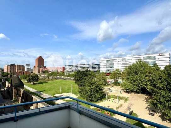 Blick über Marina und Wasser - Duisburg-Innenhafen