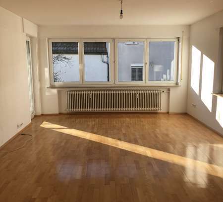 helle und renovierte Wohnung mit Balkon