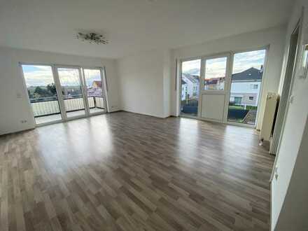 Exklusive, geräumige und neuwertige 1-Zimmer-Wohnung mit Balkon, Stellplatz und EBK in Hochheim