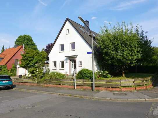 Freistehendes Ein-/Zweifamilienhaus mit 3 Garagen, Vollkeller und Garten am Stadtpark in Hönt