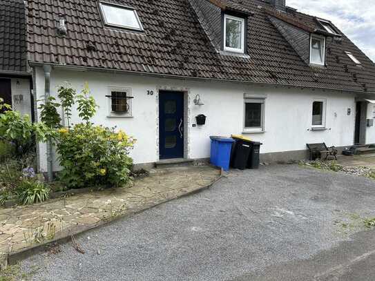 Saniertes Einfamilienhaus mit schönem Gartenbereich und 2 PKW-Stellplätzen.!