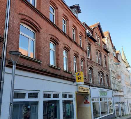 Gewerbefläche in der Fußgängerzone mit großem Parkplatz