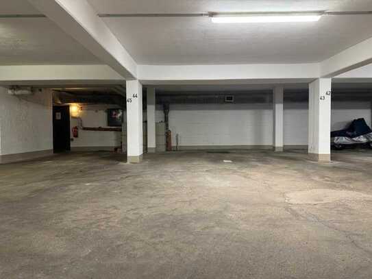 Tiefgaragenstellplatz in belebter Lage