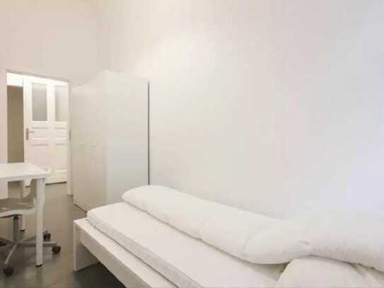 Fantastic single bedroom in a 3-bedroom apartment near U Hermannplatz (Berlin) metro station