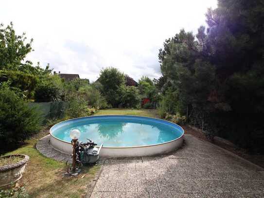 Erstbezug nach Sanierung: Haus mit Pool und Garten