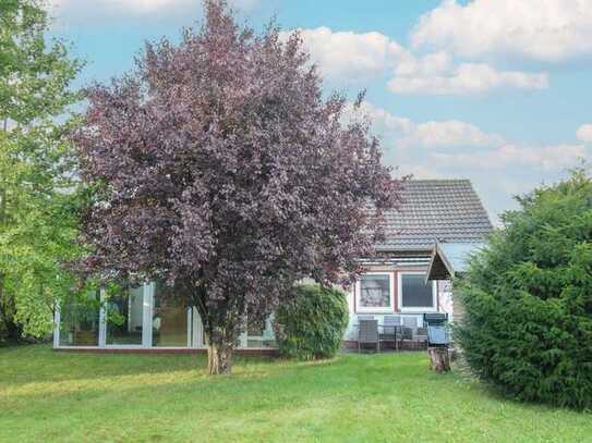 Sonnenbaden: EFH mit Potenzial, großem Garten und Wintergarten in wassernaher Lage