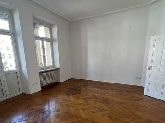 Schönes Zimmer in Berufstätigen-WG 1.OG B mit großem Balkon