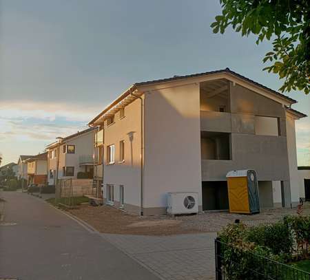 Exklusive 105m² Neubauwohnung: Erstbezug mit Balkon und Parkplatz