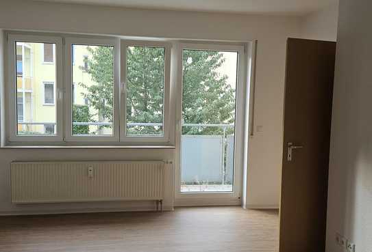 Renovierte 66 m² 2- Zimmer- Wohnung mit Balkon *** AUFZUG ***