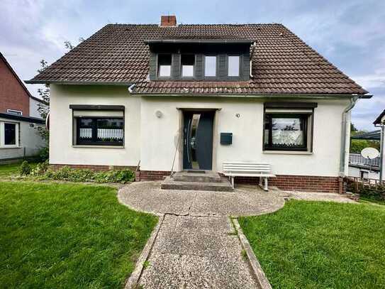 ZWEIFAMILIENHAUS IN OBERNKIRCHEN: 150 M² WOHNFLÄCHE, GROßES GRUNDSTÜCK, WEST-TERRASSE & MODERNISIERU