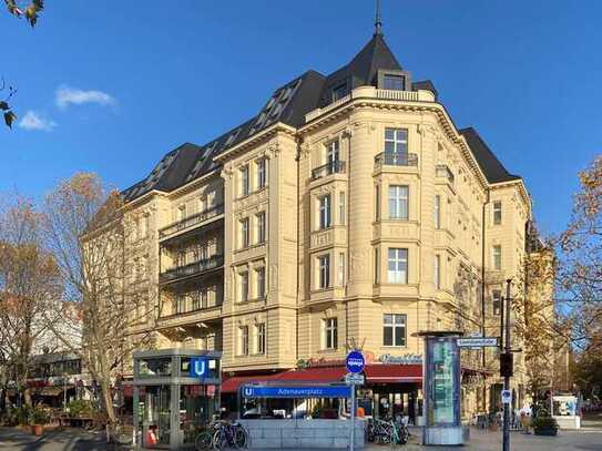 Büro im Erdgeschoss mit großer Fensterfront