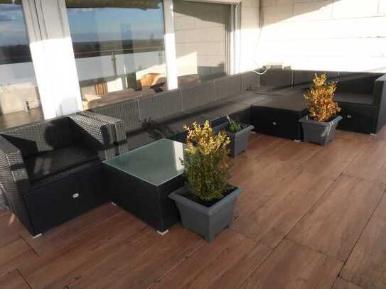 ***Penthouse mit sehr großer Dachterrasse - phantastischer Blick, Garage + PKW- Stellplatz***